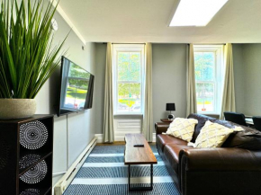The Grayson at Park Place- cozy and fully updated with King bed free coffee and fast WIFI